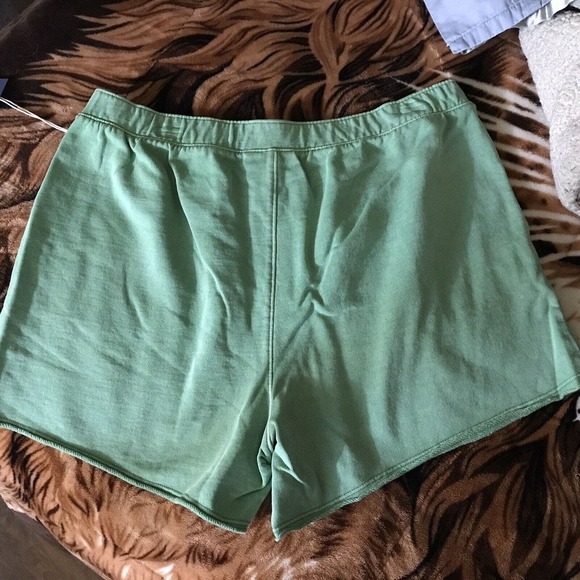 Universal Threads Ladies Shorts SzL Green Pockets Elastic Waist 4" Inseam NWT - Picture 2 of 10